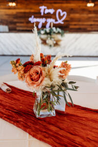 AZAB3781-X4 Reception tables with romantic desert-inspired centerpieces